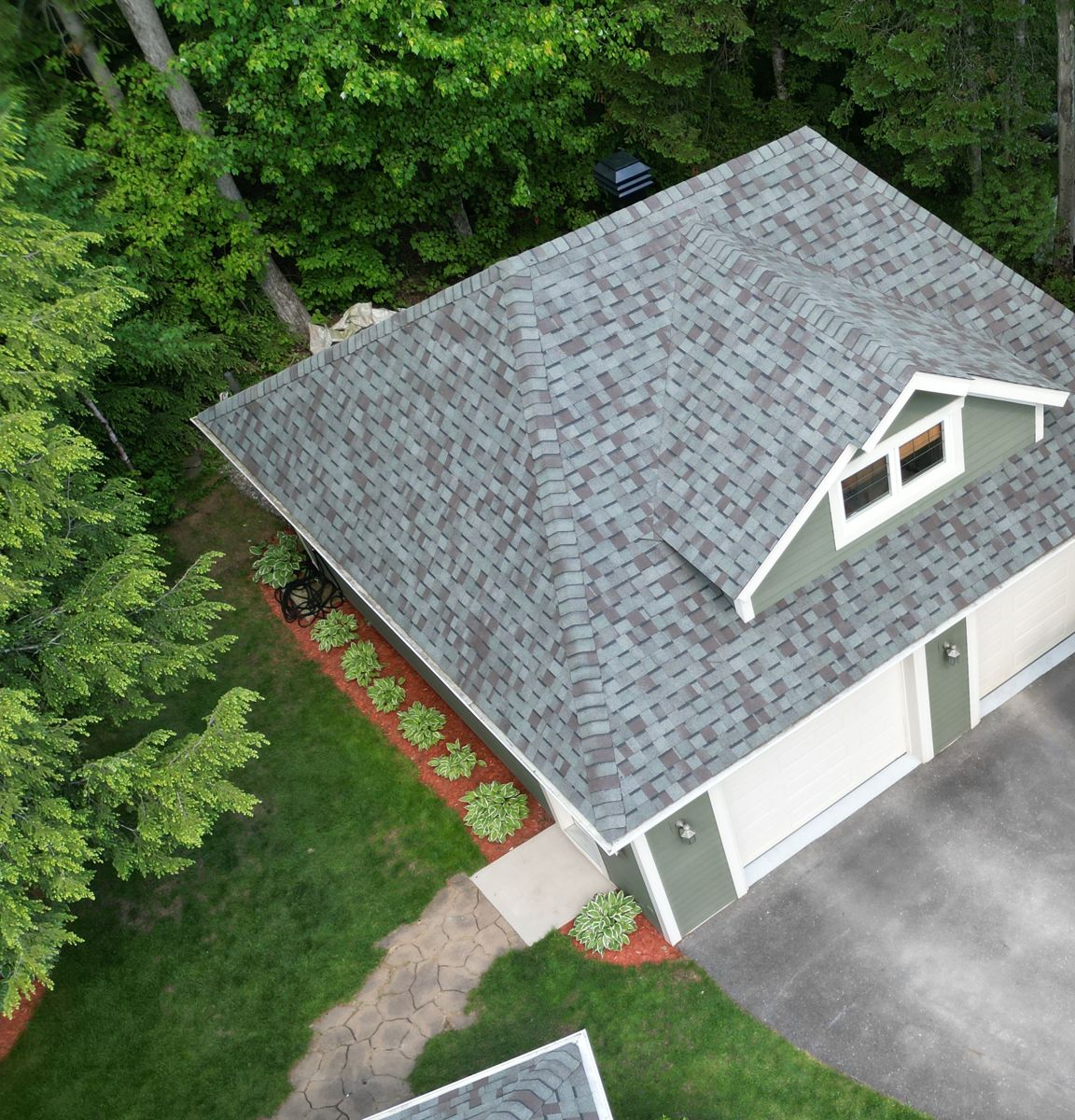 Toiture refaite sur une maison avec garage