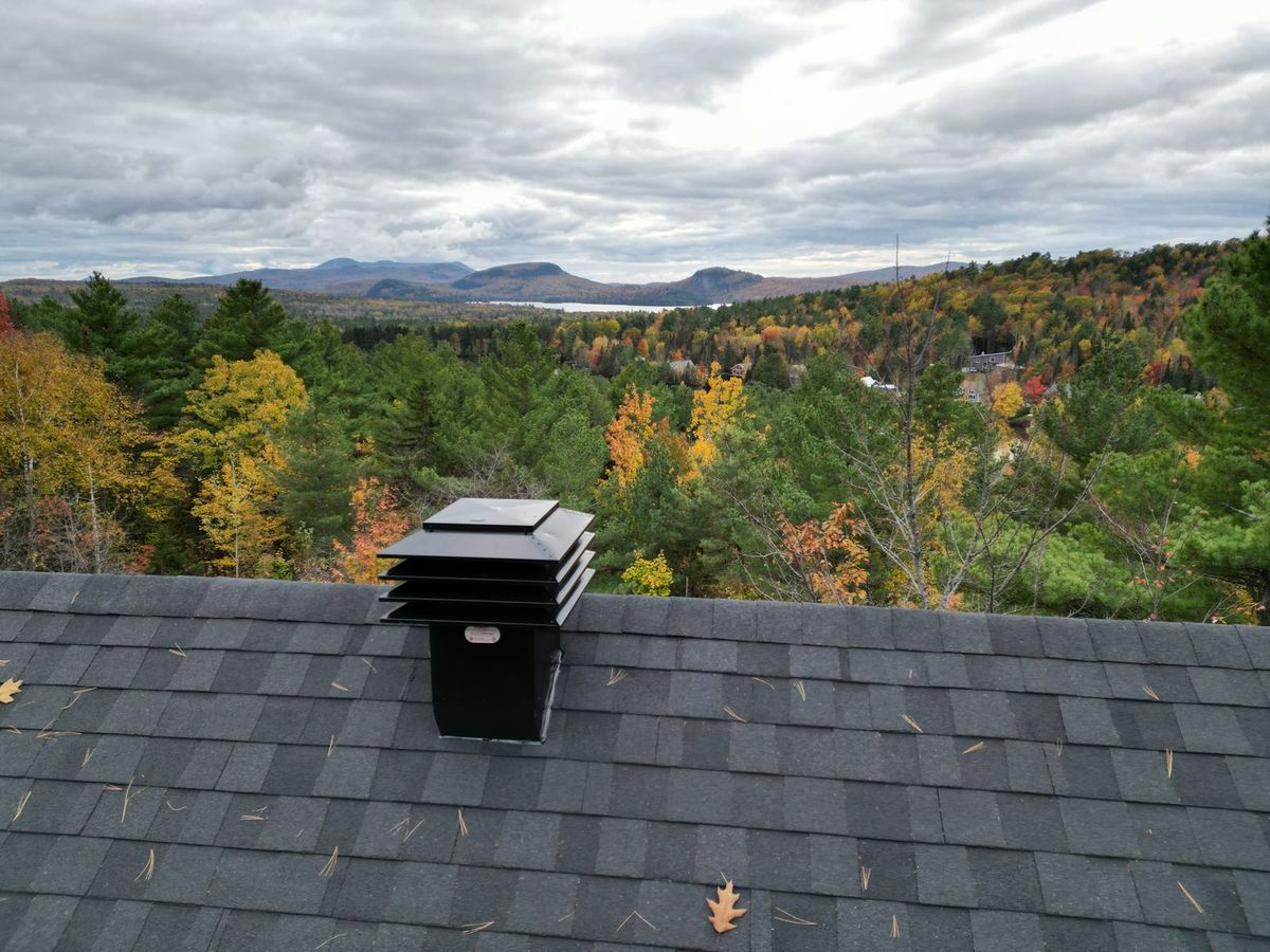 Toiture refaite avec vue sur les montagnes de l'Estrie